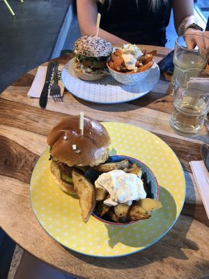 burgers and wedges  at Greenway in Antwerpen
