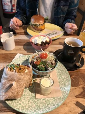 burger and wrap  at Greenway in Antwerpen