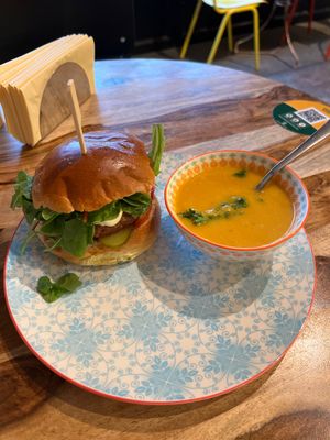 Soup and “meat” burger   at Greenway in Antwerpen