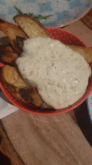 Wedges and garlicky type sauce at Greenway in Antwerpen