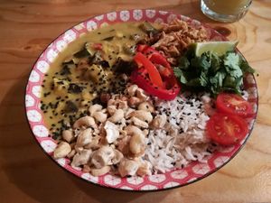 Yellow curry bowl at Greenway in Antwerpen