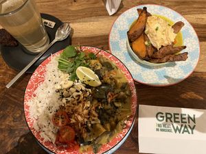 Yellow curry bowl and sweet potato wedges   at Greenway in Antwerpen