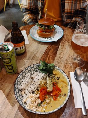 Thai yellow curry and burger at Greenway in Antwerpen