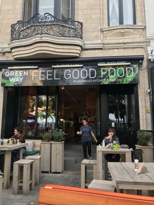 Front entrance, nice wood furniture outside, when the weather is good is the best place to eat at Greenway in Antwerpen