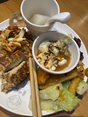 Lots of yummy options to fill your platee  at Su Ji Xiang in Kunming