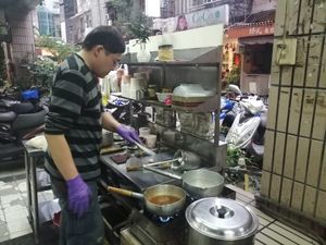 Freshly made soup cooked out the front at Yǎ Yún ShēngJī YǐnShí 雅雲生機飲食 in Taipei