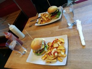 Ärtburger classic and mushi mushi(svamp) at The Vegan Bar in Malmo