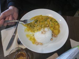 Kartoffel-Erdnuss-Curry mit Basmati at V2O Restaurant in Friedrichshafen