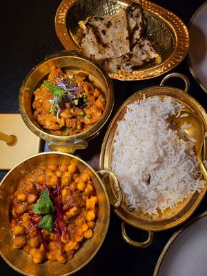 Allo Gobhi mattar 19€ chana masala 18,50€ and garlic naan 5,5€ at Taj Mahal in Bruges