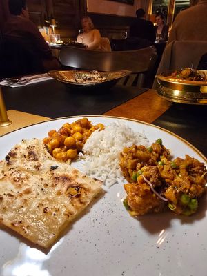 Allo Gobhi mattar 19€ chana masala 18,50€ and garlic naan 5,5€ at Taj Mahal in Bruges