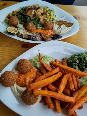 Spezialteller Vegan und Falafel mit Süßkartoffelnpommes Vegan at Mahmoud's - Bergheimerstrasse in Heidelberg