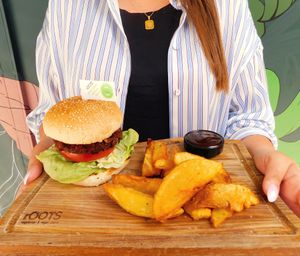 Burger and Potatoes  at roots in Thessaloniki