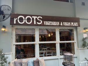We went last week with 3 people (no vegan), all of us loved the food. Big portion and taste super gnammy. We really loved it. at roots in Thessaloniki