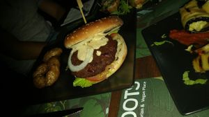 המבורגר ספיישל at roots in Thessaloniki