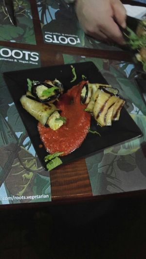 חצילים עם גוואקמולי at roots in Thessaloniki