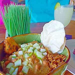 Peanut Veggie Heap is a keto-friendly dish with mostly green veg and protein. Great way to get through your afternoon without getting sleepy at Wulan Vegetarian Warung in Ubud