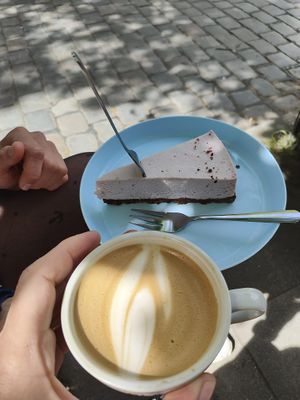 Köstlicher Strawberry Cheesecake und Cappuccino mit Hafermilch   at Kandie Shop in Hamburg