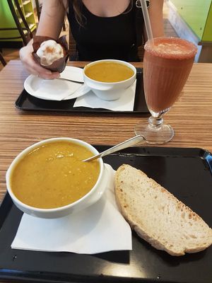 dahl, smoothie and glutenfree muffin at Maran Vegan Bistro in Vienna