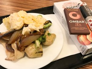 Evening buffet and snacks at Maran Vegan Bistro in Vienna