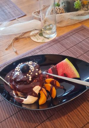 Der Veganer (mit Biscuitteig, Schlagobers und Schokosoße) at triVida in Klagenfurt