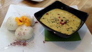 Ananas-Kichererbsen Curry mit Reisbällchen at triVida in Klagenfurt