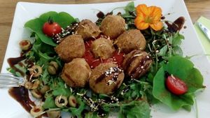 Kichererbsenbällchen auf Salatbett at triVida in Klagenfurt