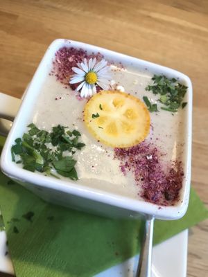 Cashew-Kardamomsuppe at triVida in Klagenfurt