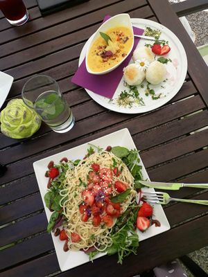 Nudeln mit Erdbeeren und Reisbällchen mit Currysauce at triVida in Klagenfurt
