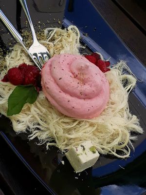 Ersbeerparfait auf Zuckerwatte at triVida in Klagenfurt