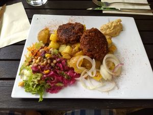 Fleischlaibchen mit Bratkartoffel vegan - topnotch at triVida in Klagenfurt