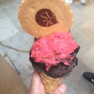 dark chocolate and raspberry flavoured vegan gelato at Gelatoteca SuSo in Venice