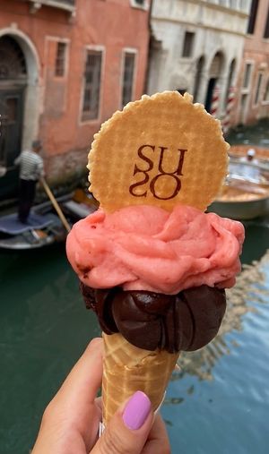 Chocolate negro con sorbete de fresa 🍓🍫  at Gelatoteca SuSo in Venice
