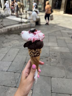 VEGAN KRSIPY CONE AND VEGAN GELATO  at Gelatoteca SuSo in Venice