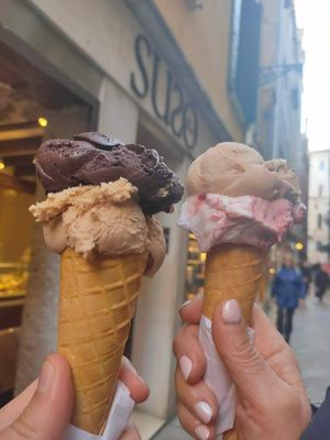 Chocolate and hazelnut, hazelnut and Pana-amareto(?) the red and white so delicious!!! #Veganuary at Gelatoteca SuSo in Venice