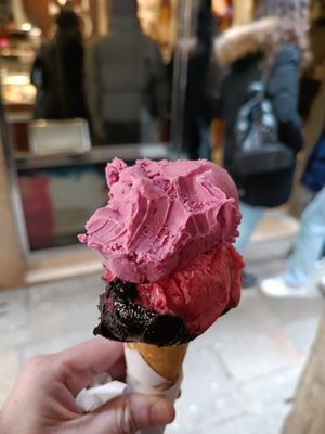 Frutti de bosco / "dark note" tasted like dark chocolate and cherry at Gelatoteca SuSo in Venice