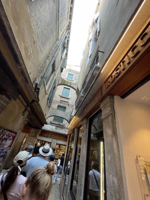 Huge line   at Gelatoteca SuSo in Venice