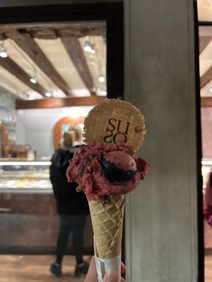 Nota Nera (red berries and dark chocolat)  at Gelatoteca SuSo in Venice