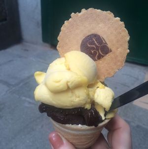 Mango and chocolat flavour at Gelatoteca SuSo in Venice