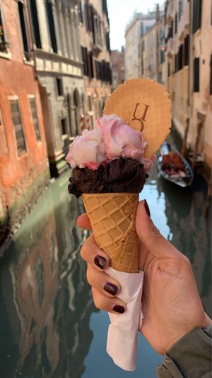 Dark cioc and Vegano flavor (both vegan) at Gelatoteca SuSo in Venice