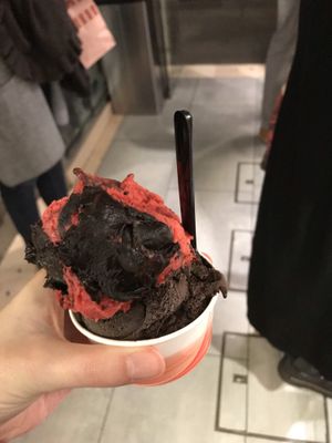 Nota nera  and chocolate  at Gelatoteca SuSo in Venice