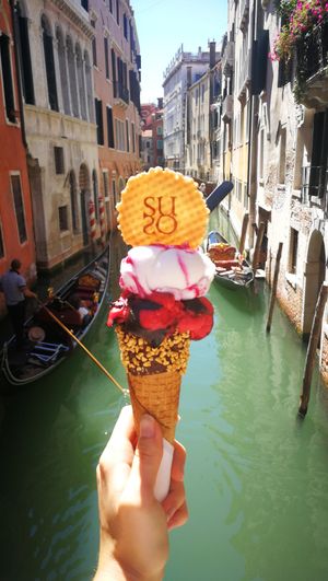 Cono vegano con granelle di nocciole, sorbetto al lampone e ganache al fondente, panna cotta di riso con amarene sciroppate at Gelatoteca SuSo in Venice