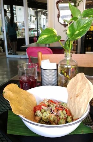 Ensalada de brócoli y agua de jamaica at Taller Veganico in Monterrey