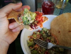 Brócoli, tomate cherry, arándanos y semillas de calabaza con mayonesa vegan at Taller Veganico in Monterrey