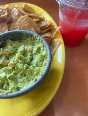 Look at that fresh guac and watermelon juice 🤍 at Momcorn in Gurnee