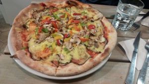 Pizza con queso vegano at Ay Mi Madre in Madrid