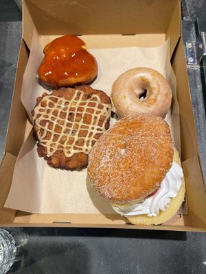 The iced chai donut was the best in my option. The apple fritter. Strawberry split. Crème Brûlée.   at Donut Bar in San Diego
