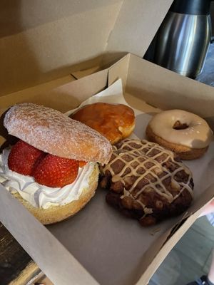 4 vegan options-strawberry split, apple fritter, crème brûlée, and chai (?) #Veganuary at Donut Bar in San Diego