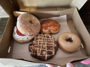 4 vegan options-strawberry split, apple fritter, crème brûlée, and chai (?) #Veganuary at Donut Bar in San Diego