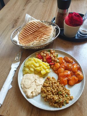 Little appetizer plate with bread at Erbils in Munich