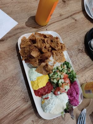 Döner teller (plate) with an assortment of sauces at Erbils in Munich